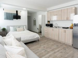 Køkken eller tekøkken på AQUA Terrazas Complex - 7-Unit Fun & Dine Coastal Retreat with Pool