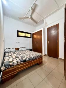 a bedroom with a bed and a ceiling at Résidence Agbevivi in Aného
