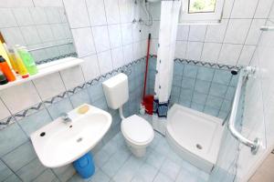 une salle de bain avec un lavabo, des toilettes et une baignoire dans l'établissement Appartements Prisika Novi, à Novi Vinodolski