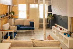 Χώρος καθιστικού στο Elmadel Coffee Gardens 4Bed Rustic Wooden House