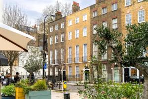 a group of buildings in front of a building at GuestReady - The Fitzroy Hotel in London