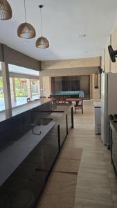 una grande stanza con un tavolo da biliardo di Chácara Recanto dos Pássaros 04 a Olímpia Altre 24 foto