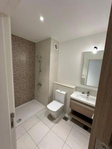 een badkamer met toilet, douche en wastafel bij prime homes in Banī Ghālib