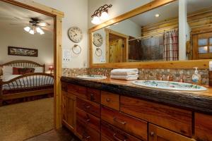 une salle de bain avec deux lavabos et un grand miroir dans l'établissement Mammoth Creek Luxury Retreat near Zion and Bryce C, à Panguitch 63 autres photos