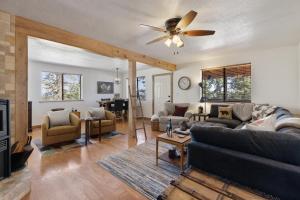 Χώρος καθιστικού στο Strawberry Summit Cabin Retreat