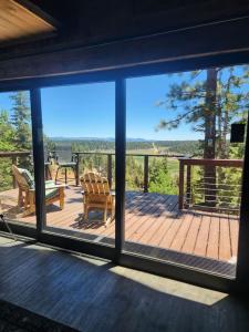 a screened in porch with a view of a deck at Rim Overlook Cabin Retreat in Duck Creek Village