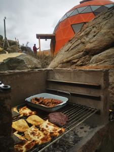 una parrilla con una sartén de comida. en DomoChango, en La Serena