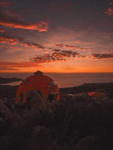 un iglú con la puesta de sol al fondo en DomoChango, en La Serena 1 foto más
