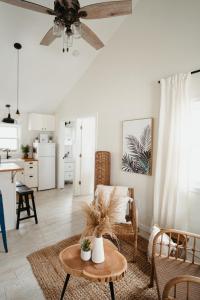 un soggiorno con ventilatore a soffitto e tavolo di Back at Belmar a Belmar