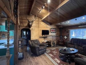 TV a/nebo společenská místnost v ubytování Family Cabin in the Hills of Strawberry Valley