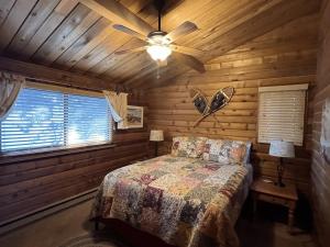 Postel nebo postele na pokoji v ubytování Family Cabin in the Hills of Strawberry Valley
