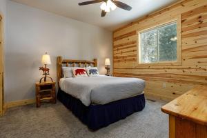a bedroom with a bed and a window at Aspen Glow Brand New Hot Tub in Duck Creek Village