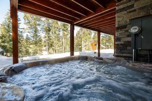 Gallery image of The Knotty Pine Cabin in Duck Creek Village