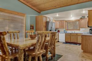 Η κουζίνα ή μικρή κουζίνα στο Bonanza Forest Retreat