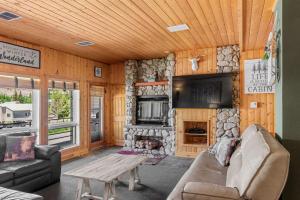 ein Wohnzimmer mit Couch und Kamin in der Unterkunft Aspen Summit Retreat in Brian Head