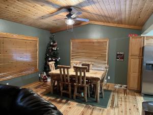 Φωτογραφία από το άλμπουμ του Bonanza Forest Retreat σε Duck Creek Village +17 φωτογραφίες