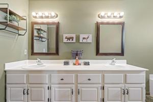 ein Badezimmer mit zwei Waschbecken und zwei Spiegeln in der Unterkunft Aspen Summit Retreat in Brian Head + 29 Fotos