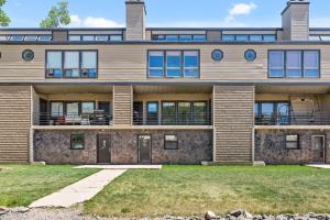 einen Außenblick auf ein großes Backsteinhaus in der Unterkunft Aspen Summit Retreat in Brian Head