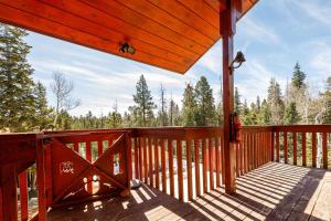 Gallery image of Pine View Cabin Retreat, Hot Tub, Walk Out Patio in Duck Creek Village +38 photos