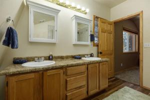 un bagno con due lavandini e uno specchio di Pine View Cabin Retreat, Hot Tub, Walk Out Patio a Duck Creek Village Altre 38 foto