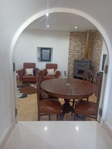a dining room with a wooden table and chairs at A Casa da Carmita in Pedrógão Grande