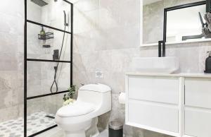 多拉多3 Bed 2 Bath Family House w Private Pool Dorado del Mar的配有白色马桶和淋浴的浴室