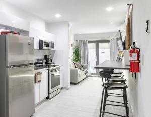 多拉多3 Bed 2 Bath Family House w Private Pool Dorado del Mar的配有冰箱和桌子及凳子的厨房 更多51张照片