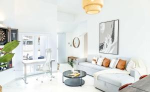 多拉多3 Bed 2 Bath A 8 Family House w Private Pool Dorado del Mar的带沙发和桌子的白色客厅