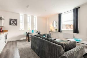 ハルにあるHull City Centre Sleeps 4 Free Parkingのソファとテーブルのあるリビングルーム