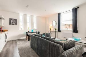 ハルにあるHull City Centre Sleeps 4 Free Parkingのソファとテーブルのあるリビングルーム