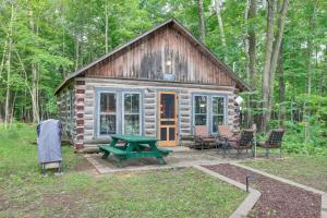 Park FallsにあるPier and Lake-View Patio Wisconsin Northwoods Cabinのピクニックテーブルと椅子付きのログキャビン