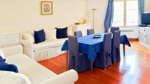 Predel za sedenje v nastanitvi Monte Carlo Central Suite Rickeys