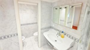 Kopalnica v nastanitvi Monte Carlo Central Suite Rickeys