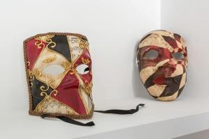 里昂Strada - Furnished apartment - Downtown Lyon的白色架子上的一个面具和一个面具