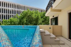 Top Beachfront Complex Private Patio with Pool 내부 또는 인근 수영장