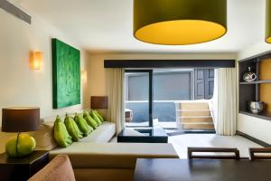 Top Beachfront Complex Private Patio with Pool 휴식 공간
