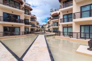 Top Beachfront Complex Private Patio with Pool 내부 또는 인근 수영장