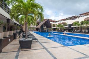 Top Beachfront Complex Private Patio with Pool 내부 또는 인근 수영장