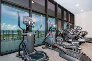 Fitness centrum a/nebo fitness zařízení v ubytování Phoenix Gulf Shores II 2002 condo