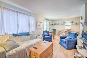 Χώρος καθιστικού στο Cozy Waterfront Cottage on Montsweag Bay!