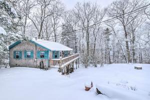 Το Cozy Waterfront Cottage on Montsweag Bay! τον χειμώνα