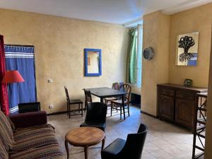 un salon avec une table et des chaises dans l'établissement Chez Courbou, à La Celle-sous-Gouzon