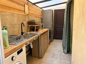 une cuisine avec un évier et un plan de travail dans l'établissement Chez Courbou, à La Celle-sous-Gouzon 8 autres photos