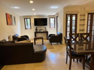 Un televizor și/sau centru de divertisment la Rome en ValQuirico