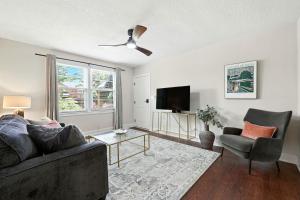 TV a/nebo společenská místnost v ubytování Sleek 2 BR Condo - 2 block from San Marco