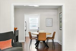 Posezení v ubytování Sleek 2 BR Condo - 2 block from San Marco + 19 fotografií