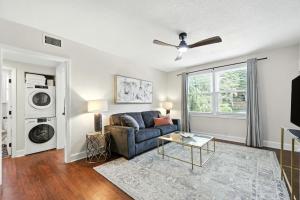 Posezení v ubytování Sleek 2 BR Condo - 2 block from San Marco