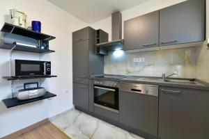 Η κουζίνα ή μικρή κουζίνα στο Apartmen Rose