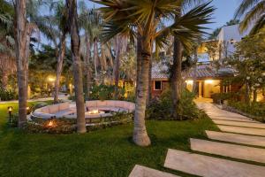 un cortile con giardino di palme di Hacienda Tropical - Oasis of History and Nature a San José del Cabo