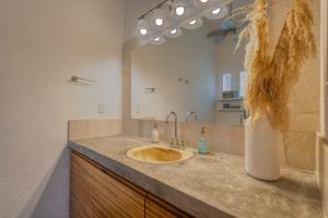un bagno con un lavandino e un grande specchio di Meditation Haven 3BR Villa with Pool Ciruelo a San José del Cabo Altre 69 foto